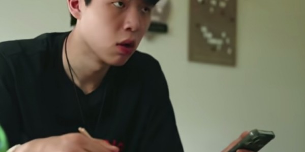 饺子尺寸对杨瀚森很正常但翻译吃两个就饱了🤣杨瀚森一脸疑惑