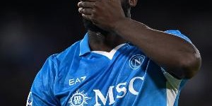 开云体育-意媒：那不勒斯考虑因伤暂时不为卢卡库注册，霍伊伦是最热门替身