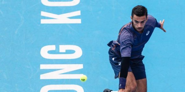 开云体育app-穆塞蒂“三新”香港亮相 希望2025大满贯继续突破