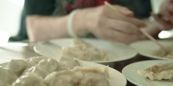 饺子尺寸对杨瀚森很正常但翻译吃两个就饱了🤣杨瀚森一脸疑惑