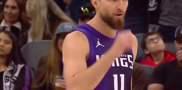 开云体育下载-欢迎回来！小萨复出&amp;amp;国王生涯首次替补登场 全场观众欢呼鼓掌！