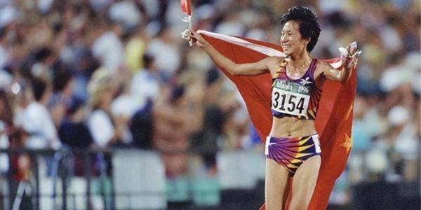 开云体育下载-退役后移居美国，3个孩子3个爹，52岁“东方神鹿”王军霞现在还好吗|长跑|金牌|奥运会|黄天文|世界冠军_新浪体育_新浪新闻